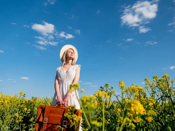 Vacker Kvinna Klänning Med Resväska Rapsfält Våren — Stockfoto