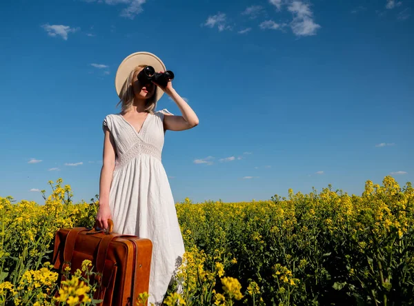 Mooie Vrouw Jurk Met Koffer Verrekijker Koolzaad Veld Het Voorjaar — Stockfoto