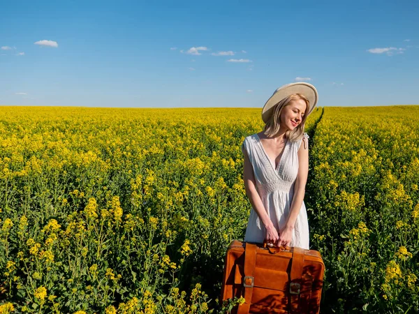 Mooie Vrouw Jurk Met Koffer Koolzaad Veld Het Voorjaar — Stockfoto