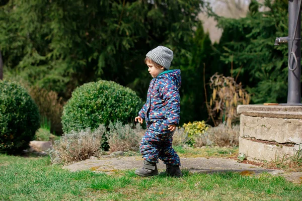 Menino Bonito Criança Chapéu Eplore Jardim Primavera — Fotografia de Stock