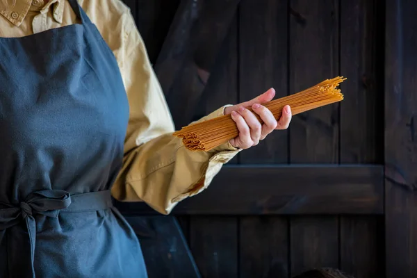 Femme Dans Tablier Tient Les Pâtes Main — Photo