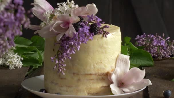 Tort Nuntă Alb Decorat Flori Liliac Magnolie Masă — Videoclip de stoc