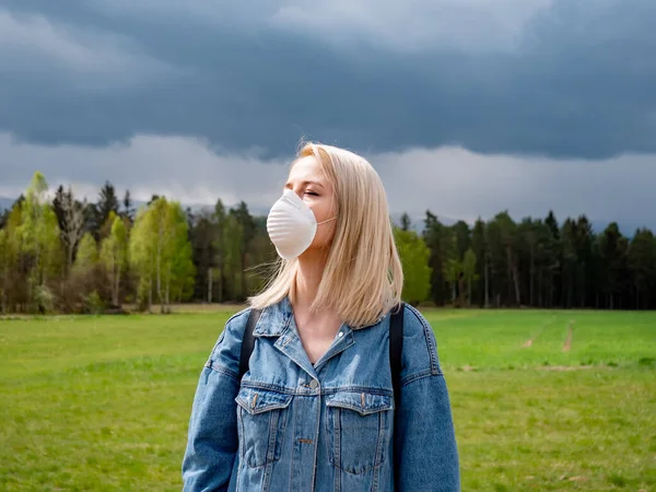 Mulher Máscara Cara Tem Resto Montanhas Sudetes Polônia Hora Primavera — Fotografia de Stock