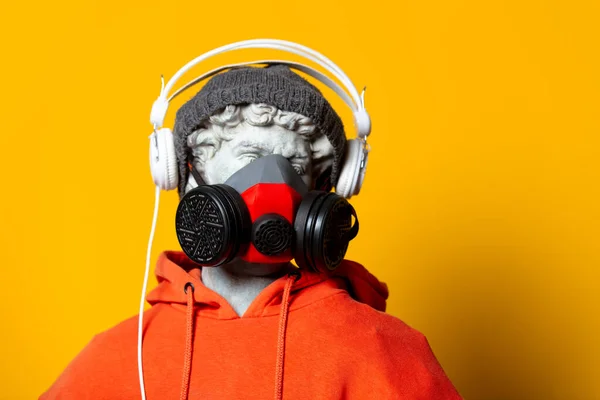 Escultura Adolescente Com Capuz Laranja Máscara Facial Chapéu Com Fones — Fotografia de Stock