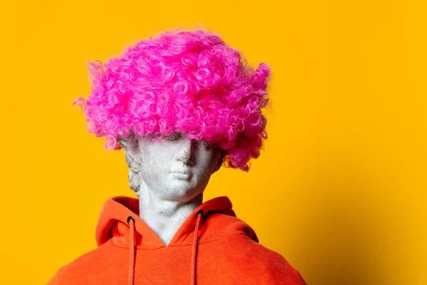 Estilo Adolescente Niño Escultura Naranja Peluca Sobre Fondo Amarillo —  Fotos de Stock