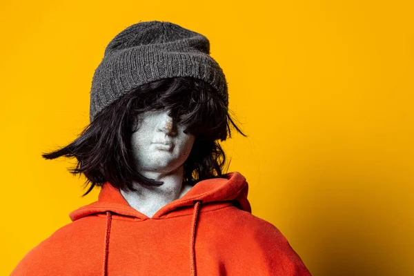 Stil Teen Boy Skulptur Orangefarbenem Kapuzenpullover Und Frisur Auf Gelbem — Stockfoto