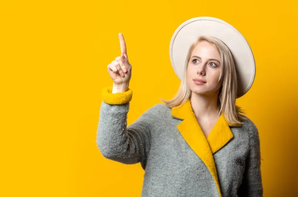 Style Blonde Woman Hat Nad Autumn Season Coat Yellow Background — Stock Photo, Image