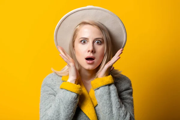 Estilo Mujer Rubia Sombrero Nad Otoño Temporada Abrigo Sobre Fondo —  Fotos de Stock