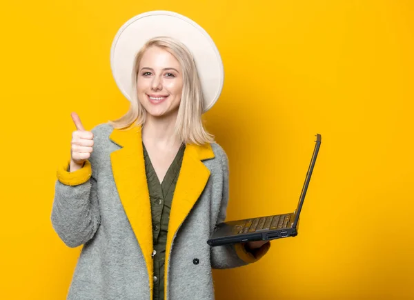 Blode Donna Cappello Cappotto Con Notebook Sfondo Giallo — Foto Stock