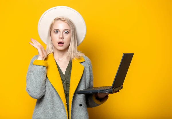 Blode Frau Hut Und Mantel Mit Notizbuch Auf Gelbem Hintergrund — Stockfoto