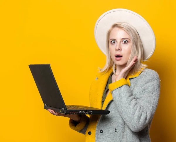 Blode Vrouw Hoed Jas Met Notebook Gele Achtergrond — Stockfoto