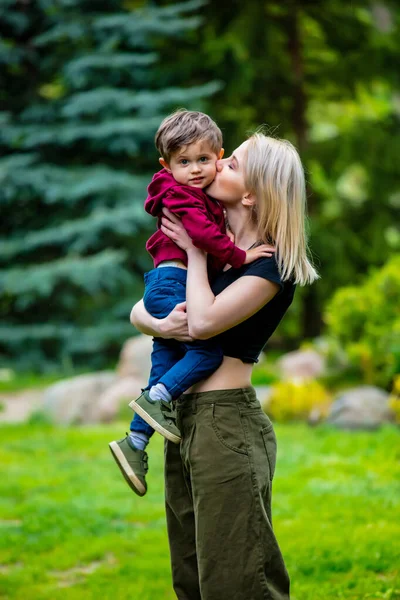 Mutter Und Kind Sommer Einem Park — Stockfoto