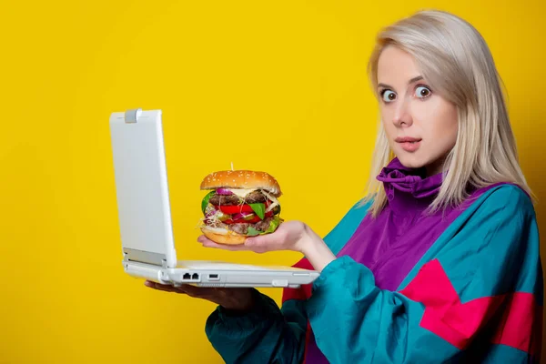 Chica Los Años Estilo Ropa Con Hamburguesa Cuaderno Haciendo Pedido —  Fotos de Stock