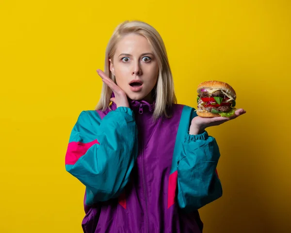 Surprsied Meisje Jaren Kleding Stijl Met Hamburger Gele Achtergrond — Stockfoto