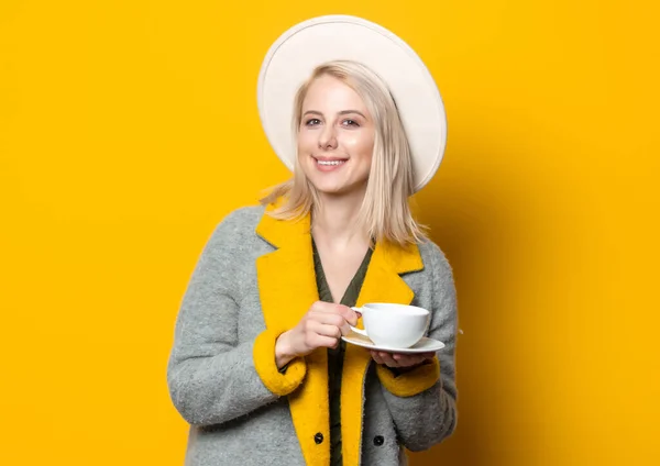 Gelukkig Blond Vrouw Met Hoed Jas Met Kopje Koffie — Stockfoto