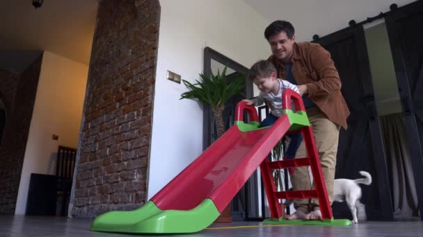 Pai Brinca Com Filho Rolando Para Baixo Slide Infantil Uma — Vídeo de Stock