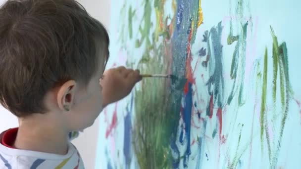 Copilul Pictează Perete Timpul Carantinei — Videoclip de stoc