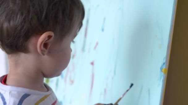 Anak Balita Adalah Lukisan Dinding Selama Karantina — Stok Video