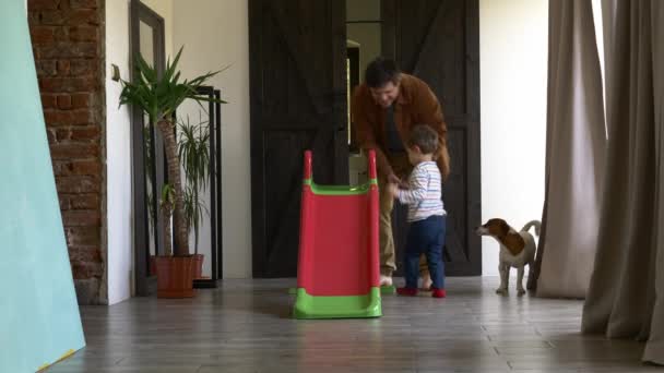 Pai Brinca Com Filho Rolando Para Baixo Slide Infantil Uma — Vídeo de Stock