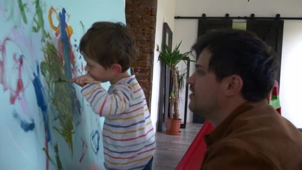 Vader Zoon Schilderen Muur Tijdens Quarantaine — Stockvideo
