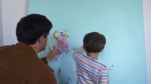 Padre Figlio Dipingono Sul Muro Durante Quarantena — Video Stock