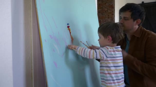 Vader Zoon Schilderen Muur Tijdens Quarantaine — Stockvideo