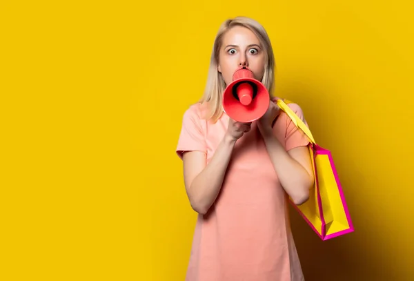 Menina Loira Vestido Rosa Com Sacos Compras Megafone Fundo Amarelo — Fotografia de Stock