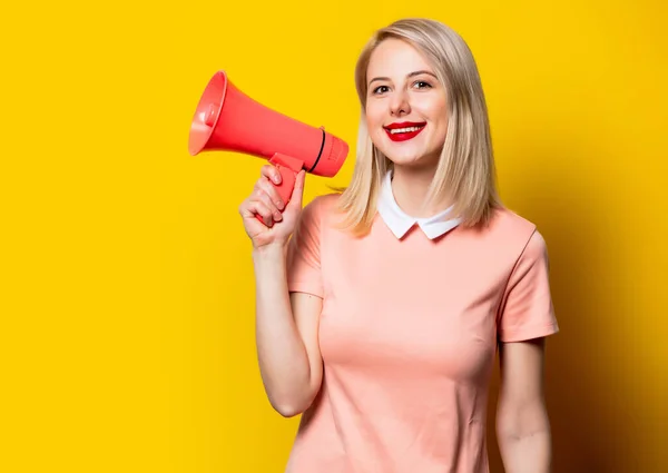 Blondýny Dívka Růžových Šatech Megafonem Žlutém Pozadí — Stock fotografie