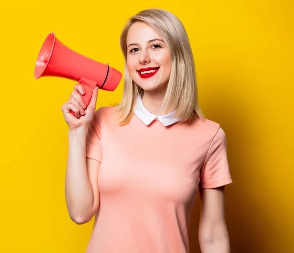 Blondýny Dívka Růžových Šatech Megafonem Žlutém Pozadí — Stock fotografie