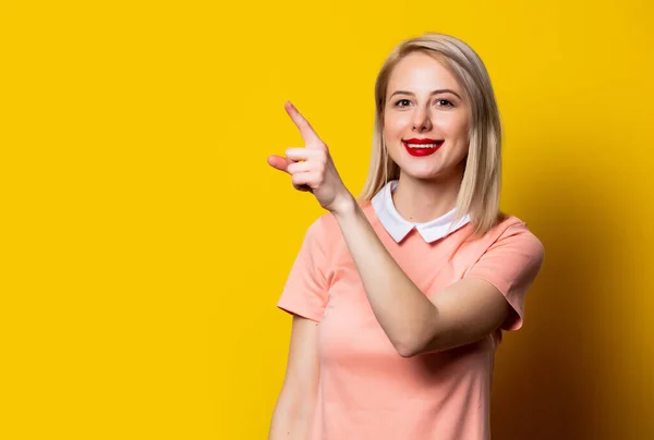 Menina Loira Vestido Rosa Mostrar Gesto Fundo Amarelo — Fotografia de Stock