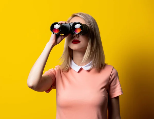 Menina Loira Vestido Rosa Assistindo Binóculos Fundo Amarelo — Fotografia de Stock