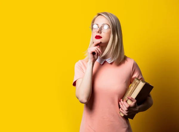 Blond Meisje Roze Jurk Bril Met Boeken Gele Achtergrond — Stockfoto