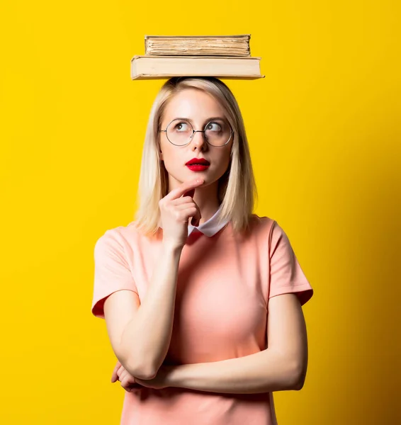 Chica Rubia Vestido Rosa Gafas Con Libros Sobre Fondo Amarillo —  Fotos de Stock