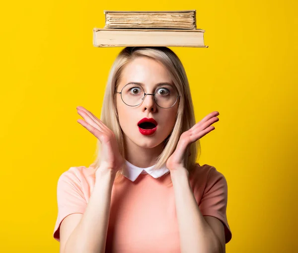 Blondes Mädchen Rosa Kleid Und Brille Mit Büchern Auf Gelbem — Stockfoto