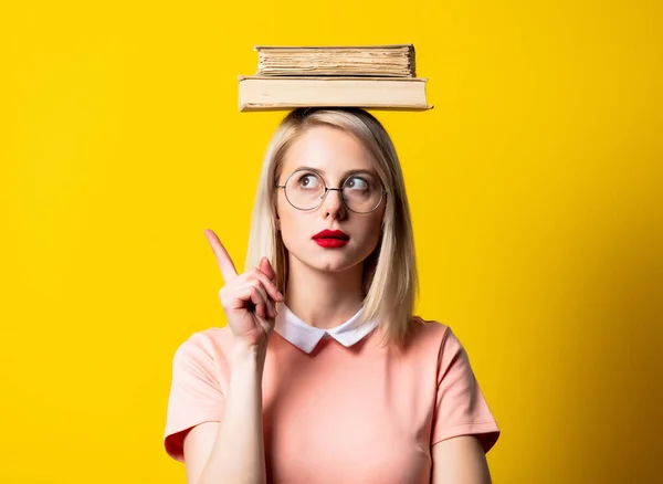 Blondes Mädchen Rosa Kleid Und Brille Mit Büchern Auf Gelbem — Stockfoto