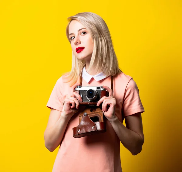 Blondes Mädchen Rosa Kleid Mit Vintage Kamera Auf Gelbem Hintergrund — Stockfoto