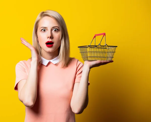 Blondes Mädchen Rosa Kleid Mit Einkaufskorb Auf Gelbem Hintergrund — Stockfoto