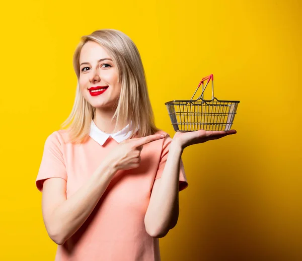 Blond Meisje Roze Jurk Met Mandje Gele Achtergrond — Stockfoto