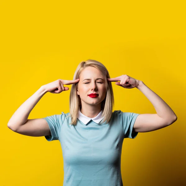 Menina Loira Surpreso Vestido Azul Fundo Amarelo — Fotografia de Stock