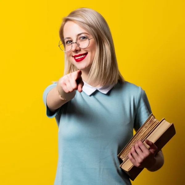 Ragazza Bionda Abito Blu Occhiali Con Libri Sfondo Giallo — Foto Stock