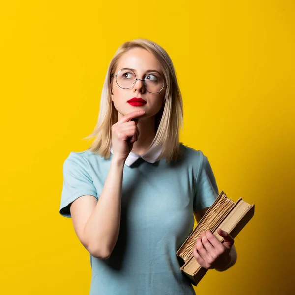 Blondes Mädchen Blauem Kleid Und Brille Mit Büchern Auf Gelbem — Stockfoto