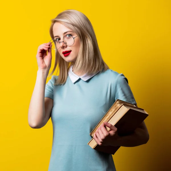 Chica Rubia Vestido Azul Gafas Con Libros Sobre Fondo Amarillo —  Fotos de Stock