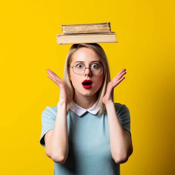 Menina Loira Vestido Azul Óculos Com Livros Sobre Fundo Amarelo — Fotografia de Stock