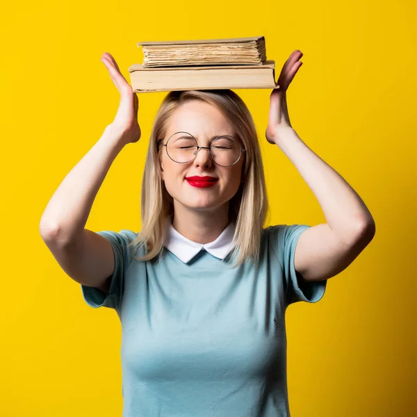 Ragazza Bionda Abito Blu Occhiali Con Libri Sfondo Giallo — Foto Stock