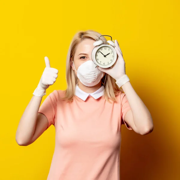 Blondes Mädchen Mit Gesichtsmaske Und Wecker Auf Gelbem Hintergrund — Stockfoto