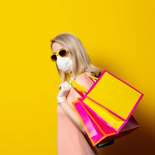 Chica Rubia Máscara Facial Vestido Rosa Sostienen Bolsas Compras Sobre —  Fotos de Stock