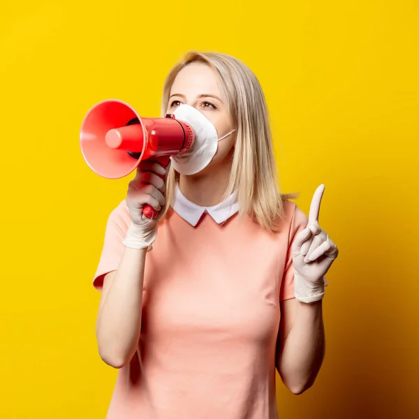 Blondýny Dívka Obličeji Maska Růžové Šaty Drží Megafon Žlutém Pozadí — Stock fotografie