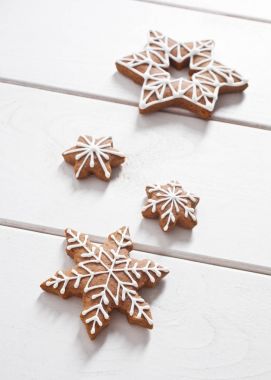 Beyaz arka planda zencefilli kurabiye.