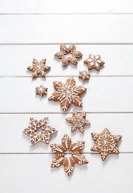 Beyaz arka planda zencefilli kurabiye.