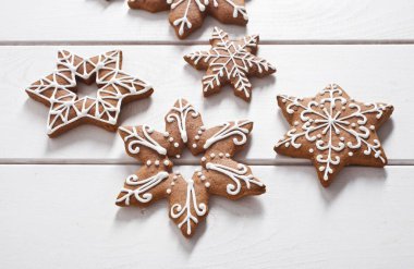 Beyaz arka planda zencefilli kurabiye.